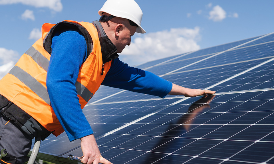 Optimisez votre service de nettoyage de panneaux solaires : choisissez le bon matériel 