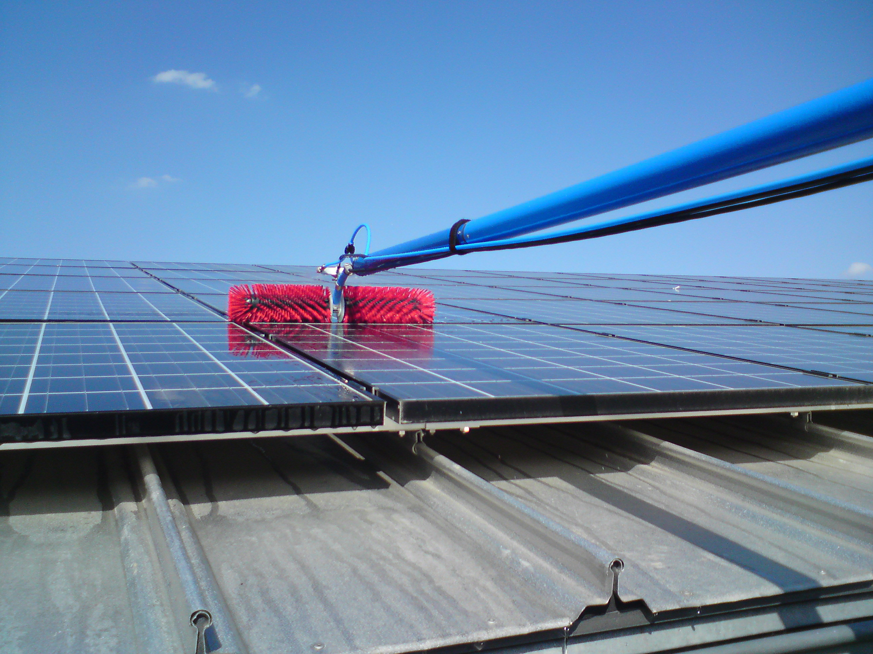 Robot vs brosse rotative, quelle est la meilleure solution pour nettoyer des panneaux solaires ?