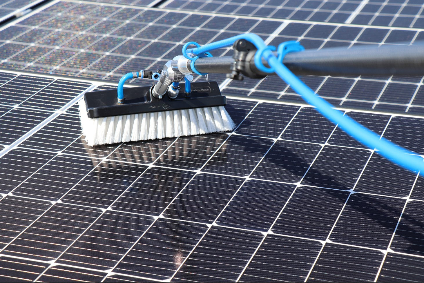 Nettoyage de panneaux solaires : combien ça coûte vraiment en 2026 ?