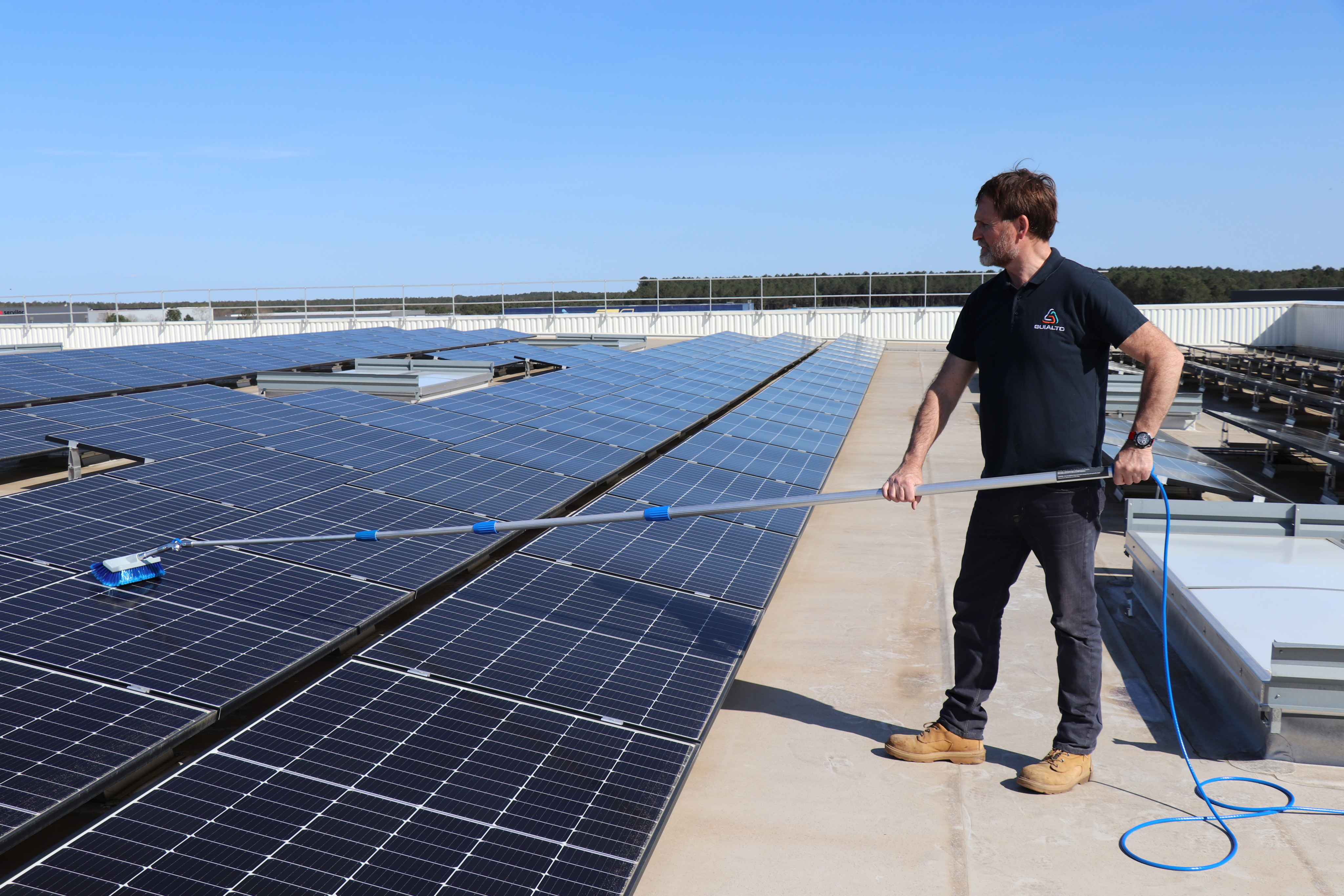 Nettoyage des panneaux solaires : les règles de sécurité à respecter