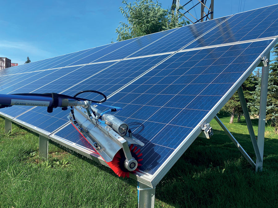 Panneaux solaires en zone agricole :  pourquoi nécessitent-ils un entretien spécifique ?