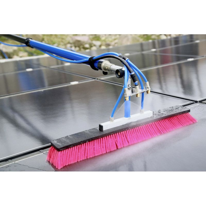Nettoyer les panneaux solaires : Eau déminéralisée ou détergent ? Nettoyer les panneaux solaires : Eau déminéralisée ou détergent ?